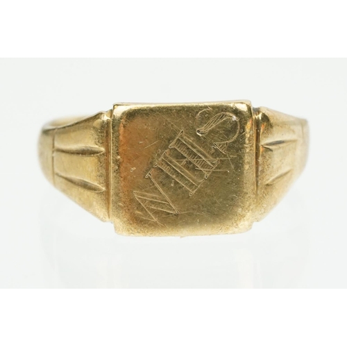 370 - Two 9ct gold hallmarked signet rings to include a foliate engraved example (hallmarked 1973, size R)... 