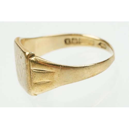 370 - Two 9ct gold hallmarked signet rings to include a foliate engraved example (hallmarked 1973, size R)... 