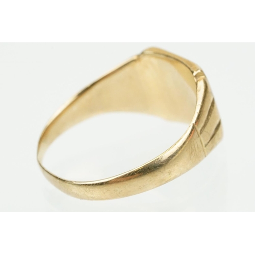 370 - Two 9ct gold hallmarked signet rings to include a foliate engraved example (hallmarked 1973, size R)... 