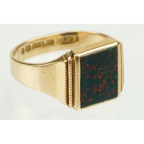 371 - Late Victorian bloodstone agate 15ct yellow gold signet ring, plain polished rectangular bloodstone ... 