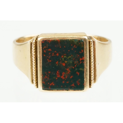 371 - Late Victorian bloodstone agate 15ct yellow gold signet ring, plain polished rectangular bloodstone ... 