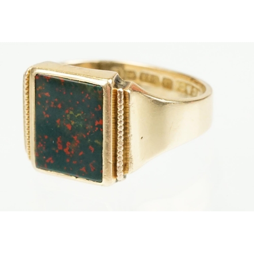 371 - Late Victorian bloodstone agate 15ct yellow gold signet ring, plain polished rectangular bloodstone ... 