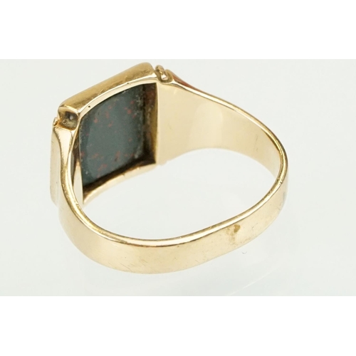 371 - Late Victorian bloodstone agate 15ct yellow gold signet ring, plain polished rectangular bloodstone ... 