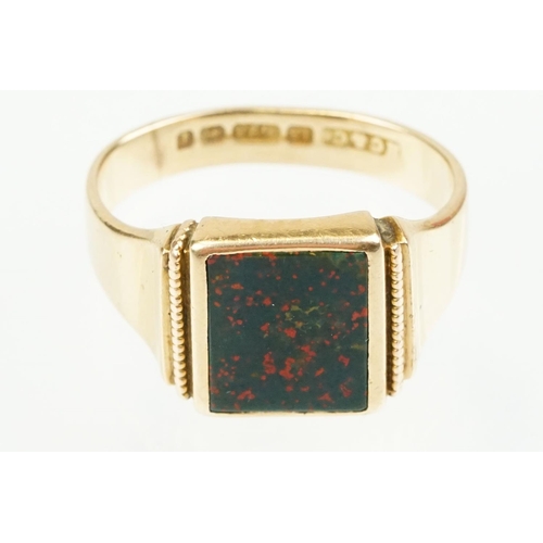 371 - Late Victorian bloodstone agate 15ct yellow gold signet ring, plain polished rectangular bloodstone ... 