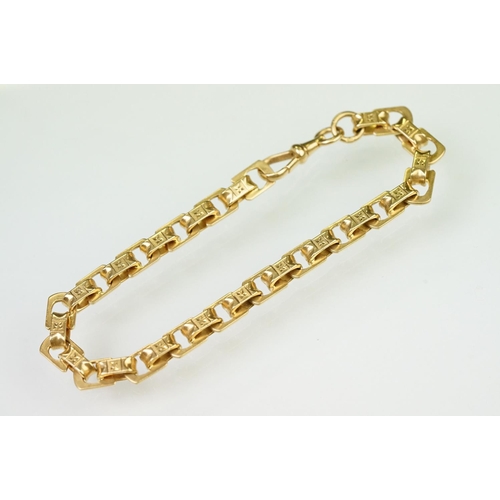 55 - 20th Century yellow metal fancy link bracelet chain having engraved oval links with swivel clasp. Fo... 