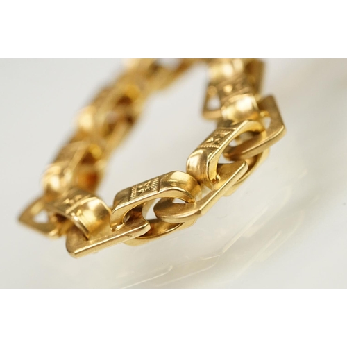 55 - 20th Century yellow metal fancy link bracelet chain having engraved oval links with swivel clasp. Fo... 