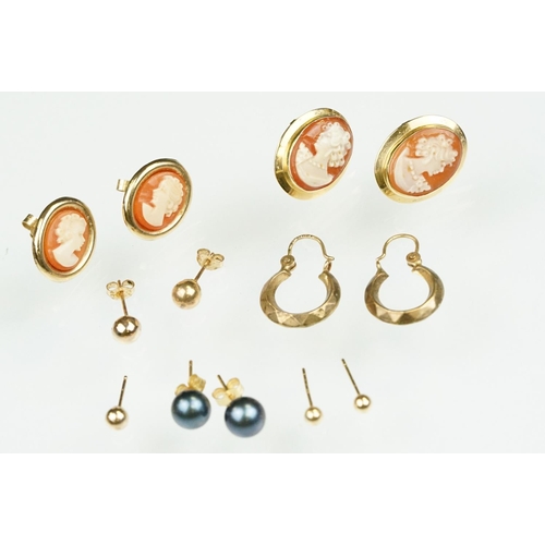 85 - Collection of gold stud earrings to include a pair of 18ct gold cameo earrings, pearl stud earrings,... 