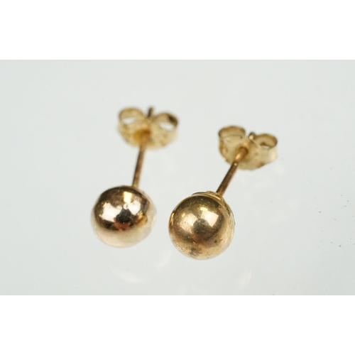 85 - Collection of gold stud earrings to include a pair of 18ct gold cameo earrings, pearl stud earrings,... 