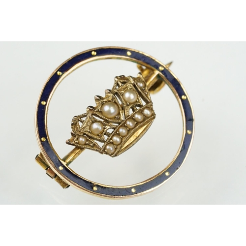 86 - 9ct gold hallmarked naval crown brooch set within a round frame with blue enamel and set with seed p... 