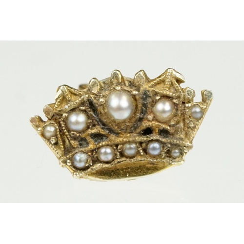 86 - 9ct gold hallmarked naval crown brooch set within a round frame with blue enamel and set with seed p... 