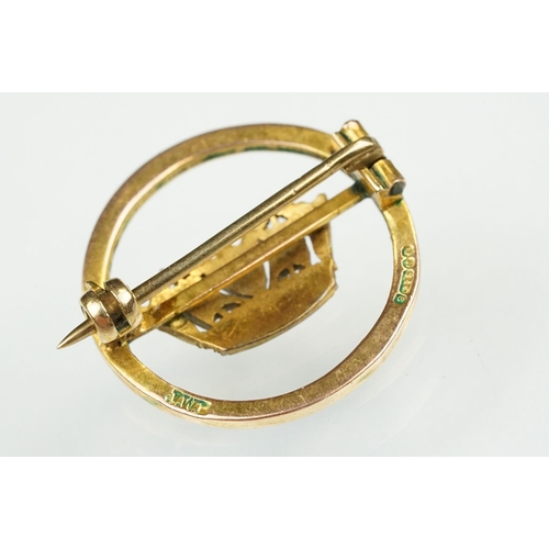 86 - 9ct gold hallmarked naval crown brooch set within a round frame with blue enamel and set with seed p... 