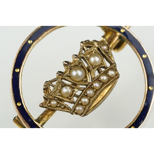 86 - 9ct gold hallmarked naval crown brooch set within a round frame with blue enamel and set with seed p... 