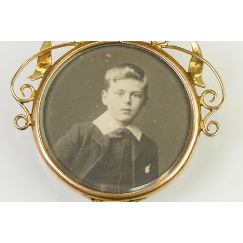 91 - Early 20th Century Edwardian photo locket having a round glazed photo panel having scrolled details ... 