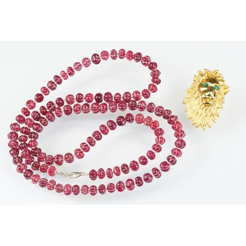 98 - Carved ruby beaded necklace, each bead carved with ridges to the sides and glass spacer beads. Silve... 