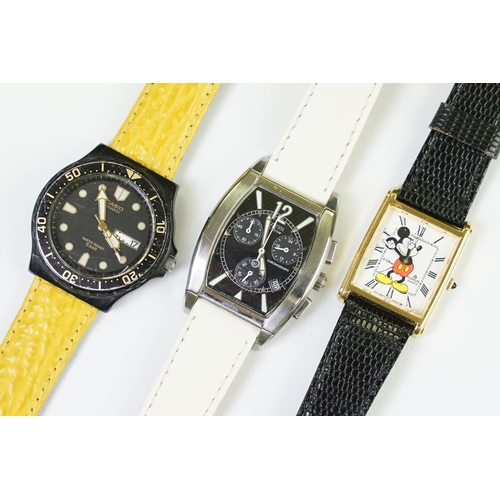 438 - A collection of eighteen mechanical and quartz wristwatches to include Casio, Timex, Citizen, Lorus,... 