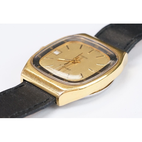 475 - A vintage gents Zenith quartz wristwatch, date function to 3 o'clock, baton markers with central sec... 