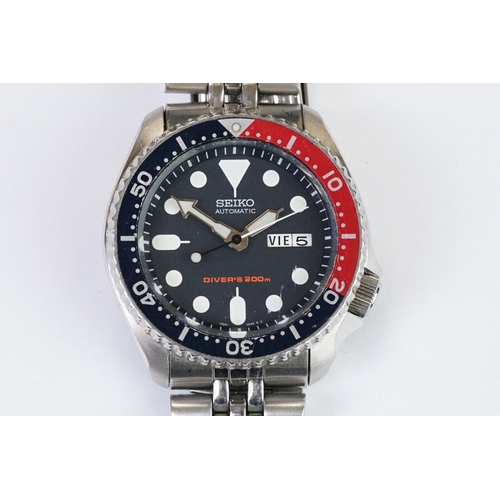 488 - A Seiko automatic 200m Divers watch, red & blue rotating bezel, winder to 4 o'clock, 7S26-0020, seri... 