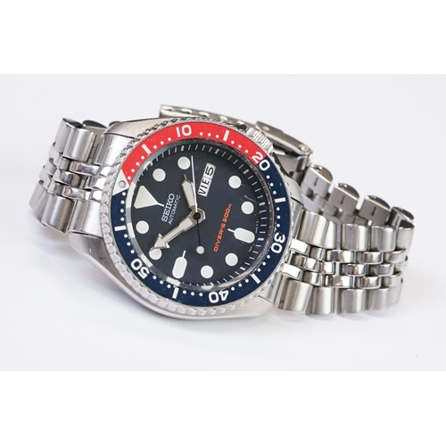 488 - A Seiko automatic 200m Divers watch, red & blue rotating bezel, winder to 4 o'clock, 7S26-0020, seri... 