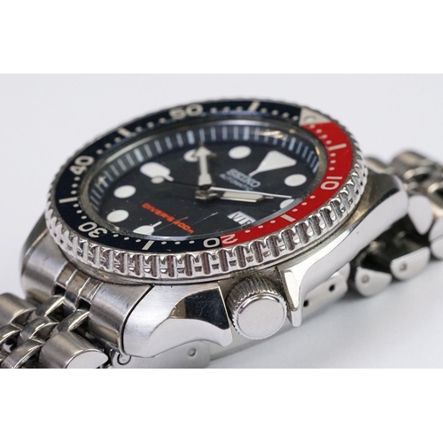 488 - A Seiko automatic 200m Divers watch, red & blue rotating bezel, winder to 4 o'clock, 7S26-0020, seri... 