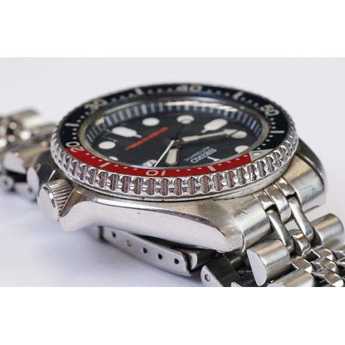 488 - A Seiko automatic 200m Divers watch, red & blue rotating bezel, winder to 4 o'clock, 7S26-0020, seri... 