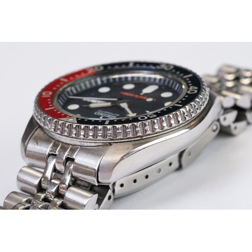 488 - A Seiko automatic 200m Divers watch, red & blue rotating bezel, winder to 4 o'clock, 7S26-0020, seri... 