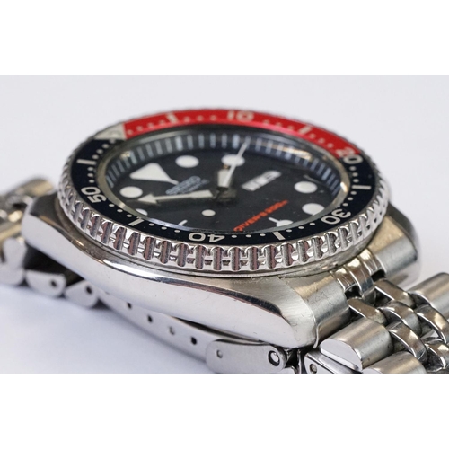 488 - A Seiko automatic 200m Divers watch, red & blue rotating bezel, winder to 4 o'clock, 7S26-0020, seri... 