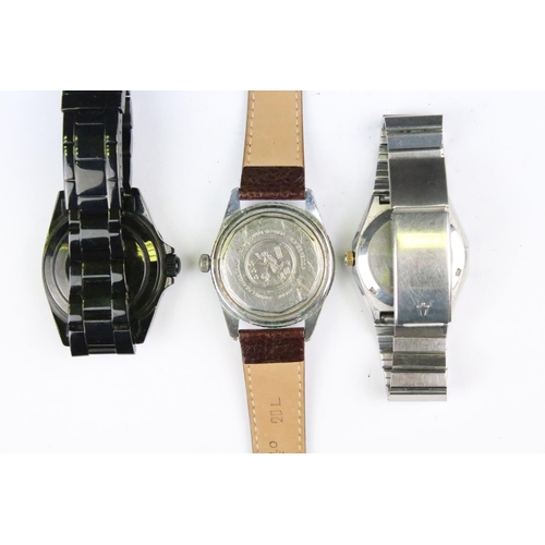 425 - A collection of seven vintage and contemporary mechanical and quartz gents wristwatches to include Z... 