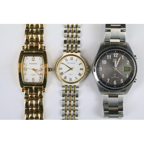 427 - A collection of thirty five mainly contemporary gents quartz watches to include Timex, Accurist, Avi... 