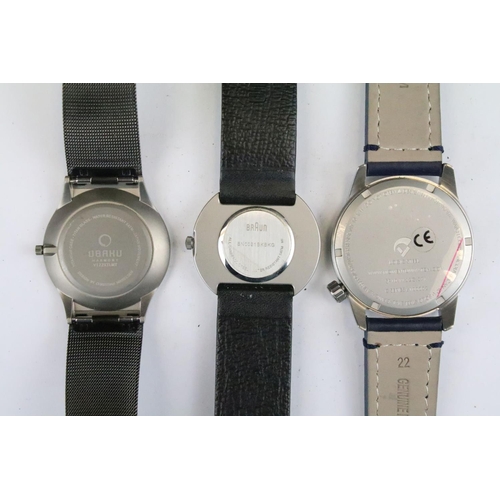 427 - A collection of thirty five mainly contemporary gents quartz watches to include Timex, Accurist, Avi... 