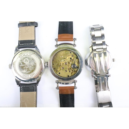 434 - A collection of twenty five mainly contemporary quartz ladies and gents wristwatches to include anal... 