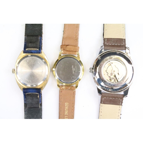 435 - A collection of twenty five mainly contemporary quartz ladies and gents wristwatches to include anal... 