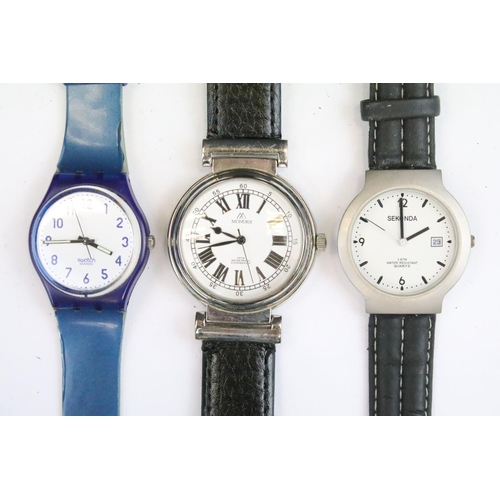 435 - A collection of twenty five mainly contemporary quartz ladies and gents wristwatches to include anal... 