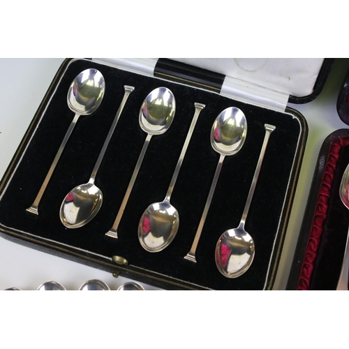 676 - 1930's Set of six silver tea / coffee spoons with flat-ended terminals, approx 11cm long, Sheffield ... 