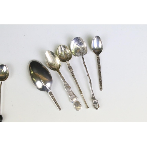 676 - 1930's Set of six silver tea / coffee spoons with flat-ended terminals, approx 11cm long, Sheffield ... 