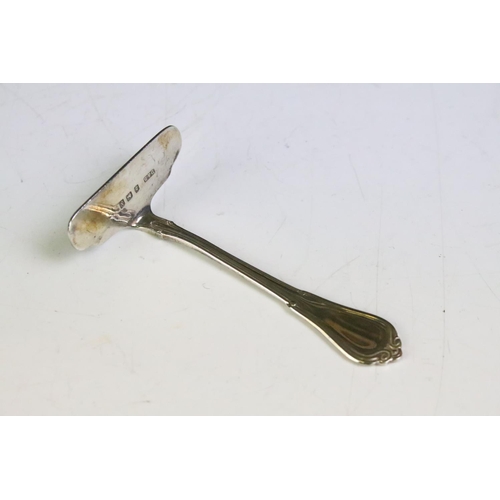 585 - 1920s silver hallmarked spoon and pusher set within their original case. Hallmarked Birmingham 1923,... 