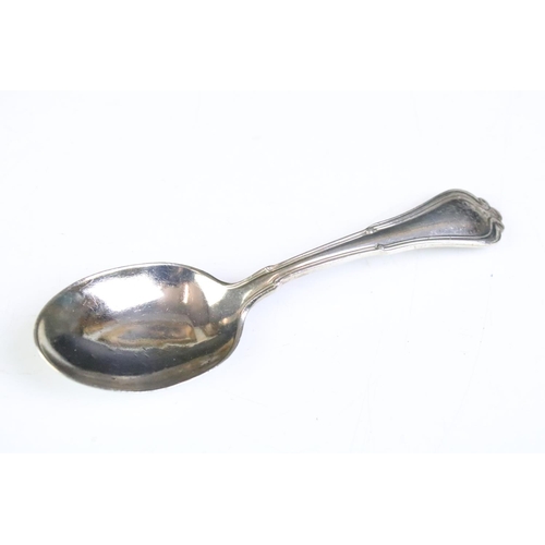 585 - 1920s silver hallmarked spoon and pusher set within their original case. Hallmarked Birmingham 1923,... 