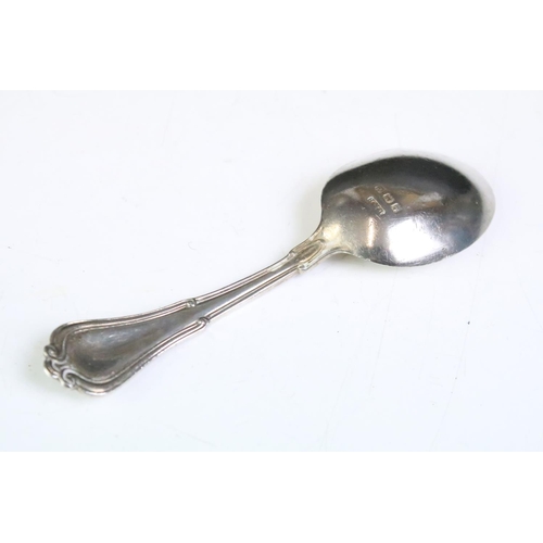 585 - 1920s silver hallmarked spoon and pusher set within their original case. Hallmarked Birmingham 1923,... 