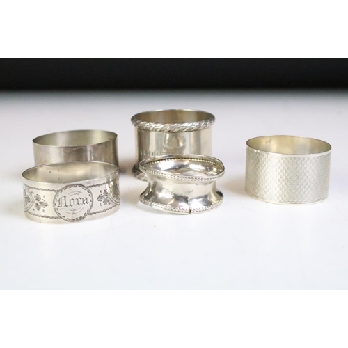 598 - Five 20th Century silver hallmarked napkin rings, the earliest dated 1919, latest 1977. All with ste... 