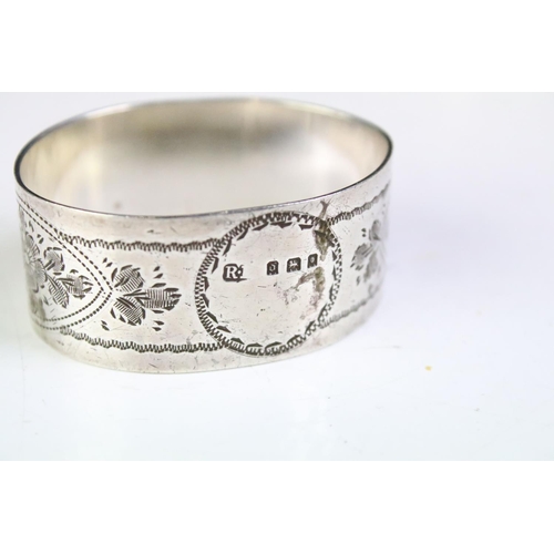 598 - Five 20th Century silver hallmarked napkin rings, the earliest dated 1919, latest 1977. All with ste... 