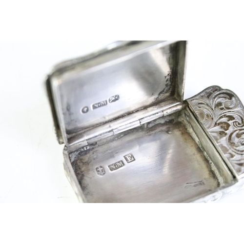 611 - 19th Century George III John Shaw silver vinaigrette having incised greek key detailing to the lid a... 