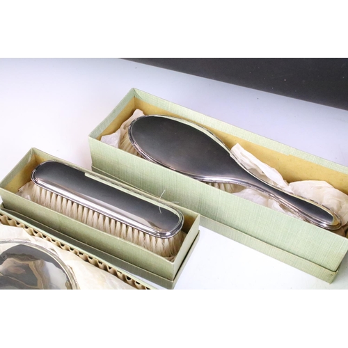 623 - Early 20th Century silver hallmarked dressing set to include comb, two hair brushes, two clothes bru... 