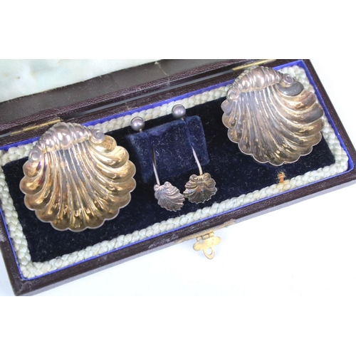 629 - Victorian set of two silver salt cellars of shell form, with matching salt spoons, cased (Birmingham... 