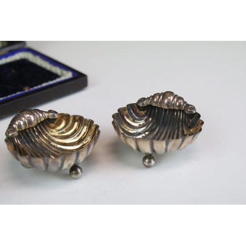 629 - Victorian set of two silver salt cellars of shell form, with matching salt spoons, cased (Birmingham... 