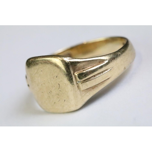 310A - 9ct gold hallmarked signet ring having a square head with reeded shoulders. Hallmarked London 1942. ... 