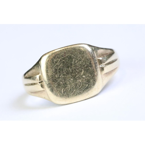 310A - 9ct gold hallmarked signet ring having a square head with reeded shoulders. Hallmarked London 1942. ... 