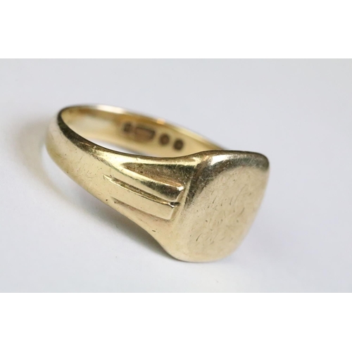 310A - 9ct gold hallmarked signet ring having a square head with reeded shoulders. Hallmarked London 1942. ... 