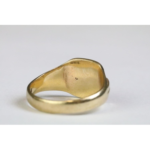 310A - 9ct gold hallmarked signet ring having a square head with reeded shoulders. Hallmarked London 1942. ... 