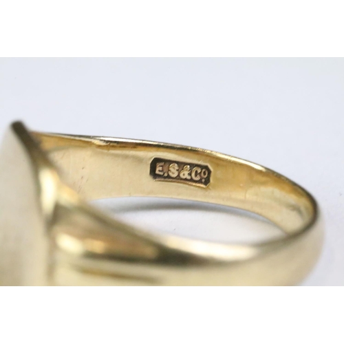 310A - 9ct gold hallmarked signet ring having a square head with reeded shoulders. Hallmarked London 1942. ... 