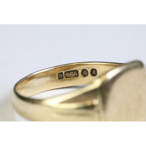 310A - 9ct gold hallmarked signet ring having a square head with reeded shoulders. Hallmarked London 1942. ... 