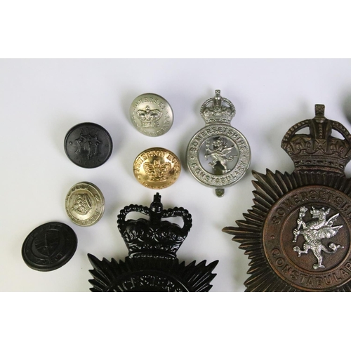 199 - A collection of British police force kings crown & queens crown helmet badges and buttons to include... 